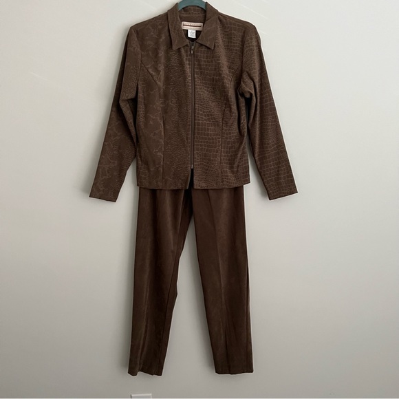 Vintage Expressions Faux Suede Crocodile Print 2 Piece Suit Size 6 - Picture 1 of 12